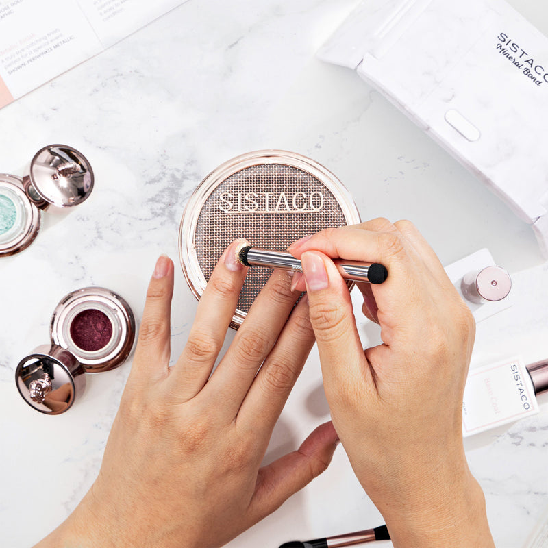 Tool to apply nail powder with accuracy and reuse access powder